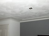 Woonkamer met twee kleuren spachtelputz en sierlijsten
